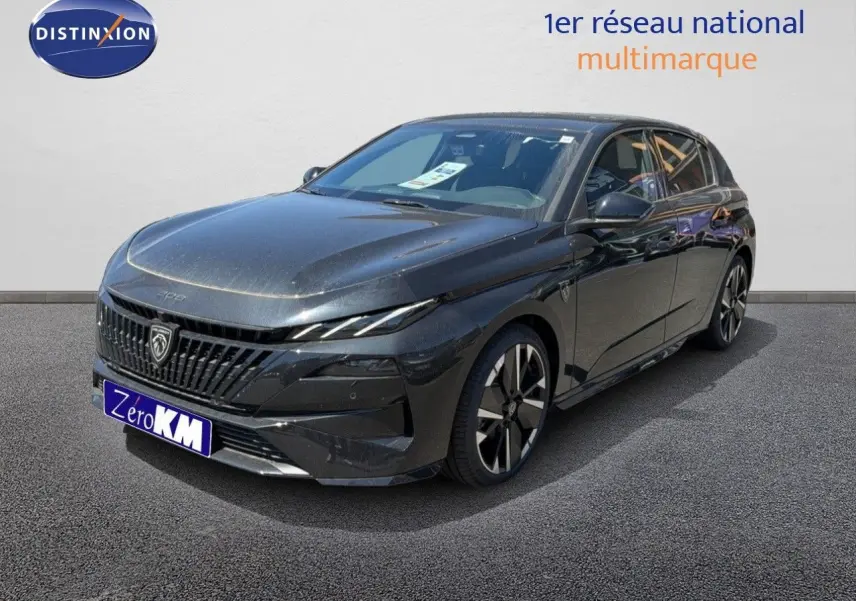 Peugeot 308 Hybrid 145ch GT noir perle métal vue 3/4 avant avec jantes alliage et calandre distinctive.