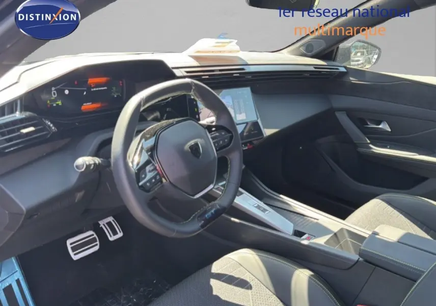 Vue intérieure côté conducteur de la Peugeot 308 Hybrid 145ch GT 2026, avec tableau de bord numérique et volant compact noir.