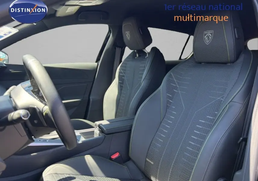 Vue intérieure de profil droit sur les sièges noirs en tissu et cuir du Peugeot 308 Hybrid 145ch GT 2026.