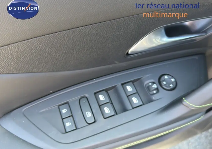 Détail des commandes de lève-vitres et rétroviseurs sur la porte côté conducteur d'une Peugeot 308 noir perle métal.