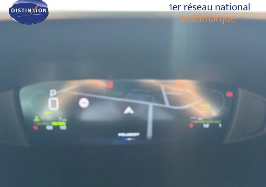 Affichage numérique du tableau de bord de la Peugeot 308 Hybrid 145ch GT, montrant la navigation et les indicateurs de conduite.