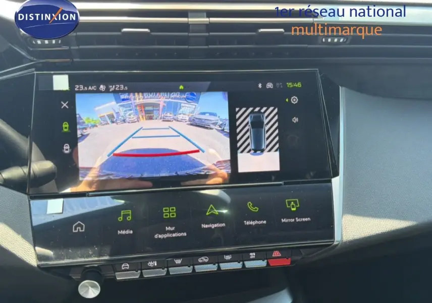 Vue intérieure du tableau de bord de la Peugeot 308 Hybrid 145ch GT 2026, écran tactile avec caméra de recul active.