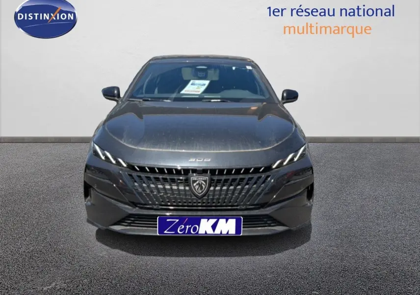 Vue frontale d'une Peugeot 308 Hybrid 145ch GT noire perle métal avec calandre distinctive et phares LED fins.
