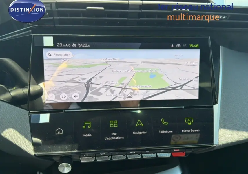 Écran tactile central affichant la navigation dans l’habitacle noir perle métal d’une Peugeot 308 Hybrid 145ch GT.