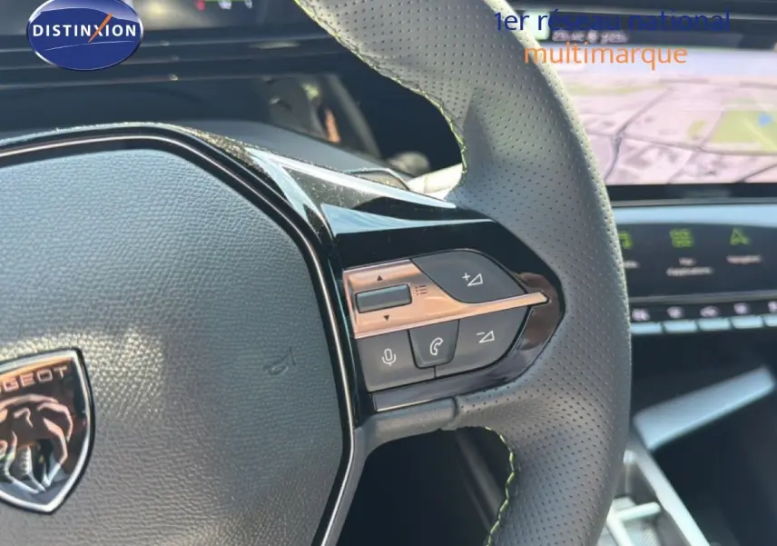 Gros plan sur le volant en cuir perforé noir avec commandes intégrées d’une Peugeot 308 Hybrid 2026.