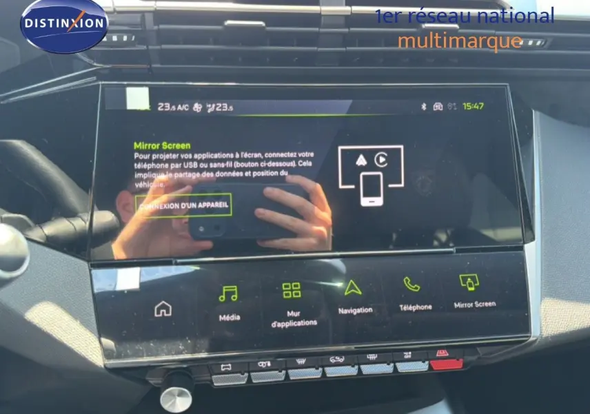 Vue rapprochée de l'écran tactile central du tableau de bord du Peugeot 308 Hybrid 145ch GT noir perle métal, affichant le menu Mirror Screen.