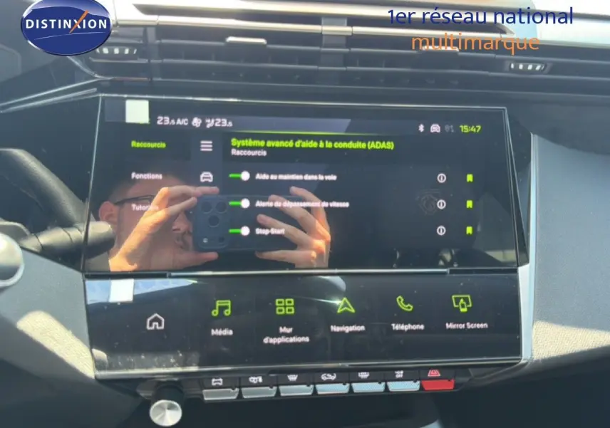 Écran tactile central du tableau de bord de la Peugeot 308 Hybrid 145ch GT, affichant les aides à la conduite.