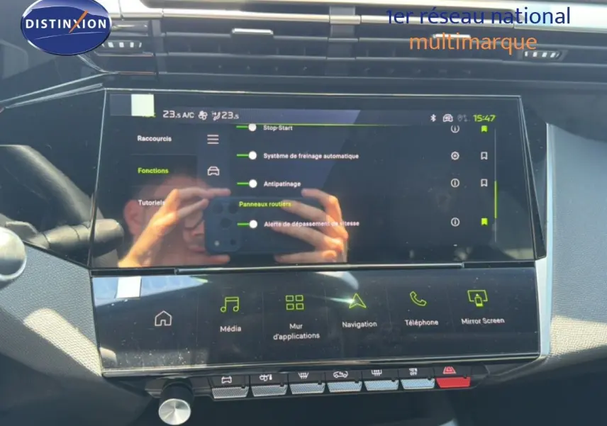 Écran tactile central de la Peugeot 308 Hybrid 145ch GT 2026, affichant les options d'aide à la conduite, intérieur noir.