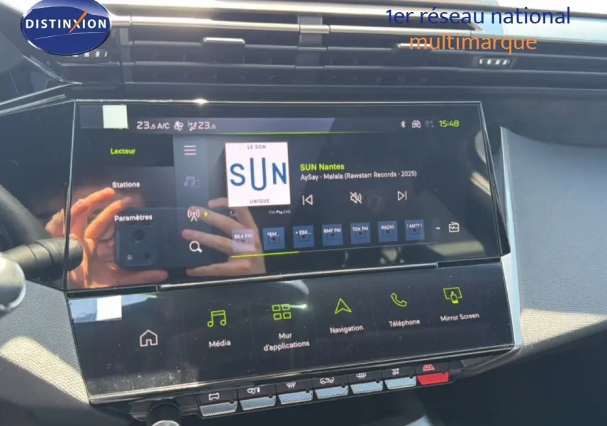 Vue rapprochée de l’écran tactile central de la Peugeot 308 Hybrid 145ch GT, avec interface multimédia affichée.