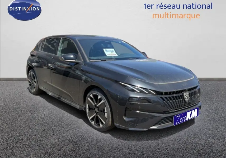 Peugeot 308 Hybrid 145ch GT noir perle métal vue 3/4 avant avec jantes noires et calandre distinctive.