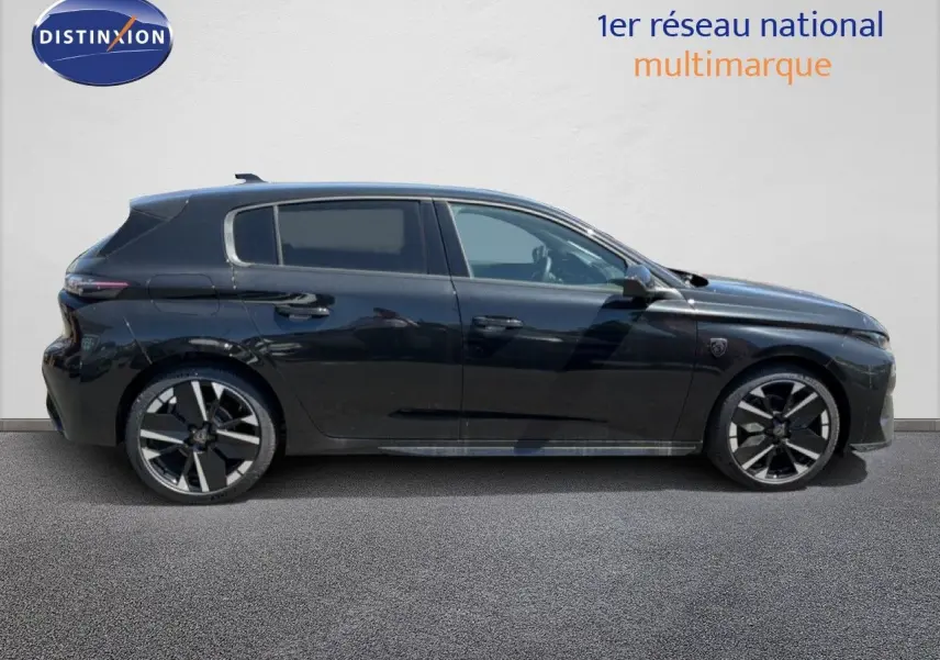 Peugeot 308 Hybrid 145ch GT noir perle métal vue de profil côté gauche avec jantes alliage bicolores.