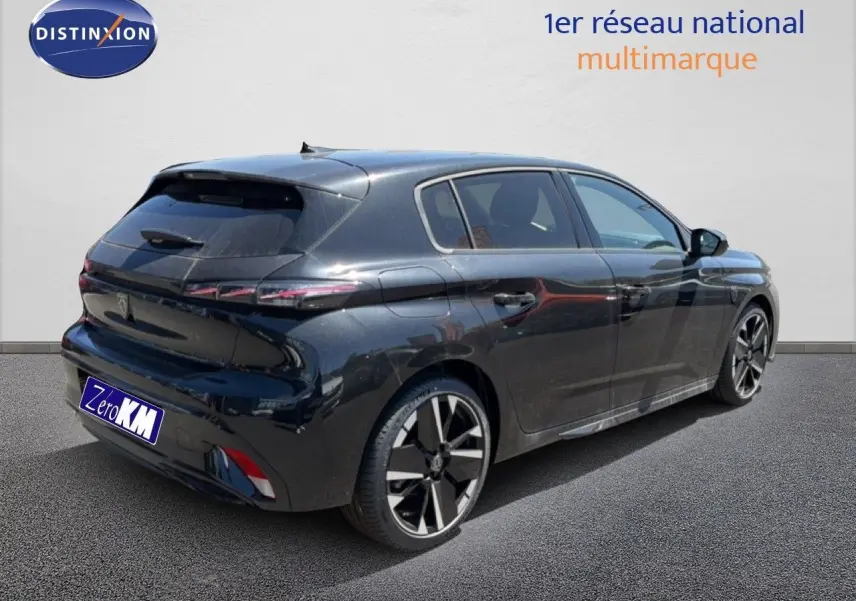 Peugeot 308 Hybrid 145ch GT noir perle métal vue 3/4 arrière droit avec jantes alliage distinctives.