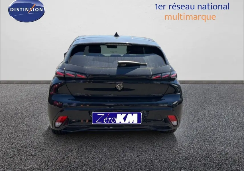Vue arrière d’une Peugeot 308 Hybrid 145ch GT noire perle métal, avec feux arrière LED et logo lion central.