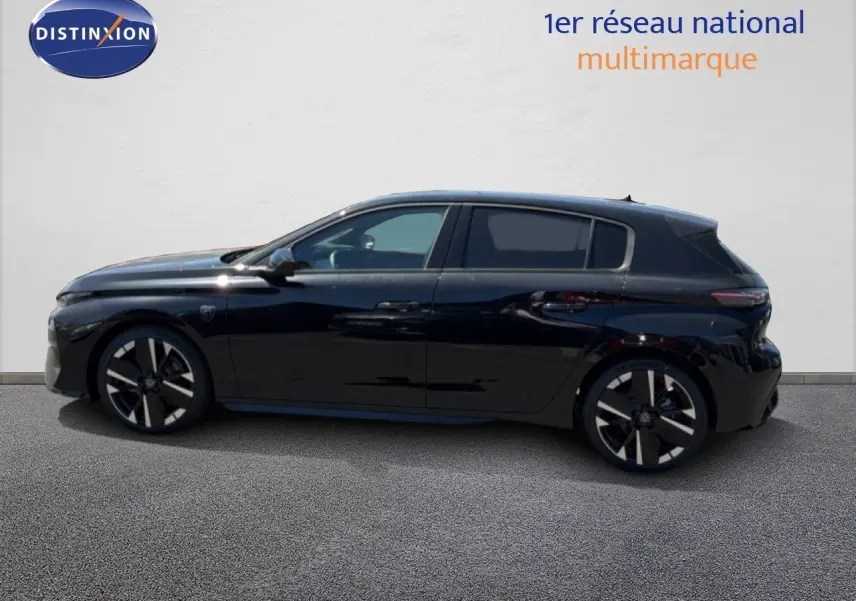 Peugeot 308 Hybrid 145ch GT noir perle métal vue de profil côté gauche, jantes alliage distinctives.