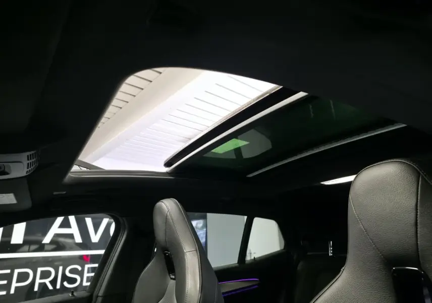 Vue intérieure du toit ouvrant panoramique et des sièges avant en cuir noir du BMW X2 sDrive 18d M Sport 2023.