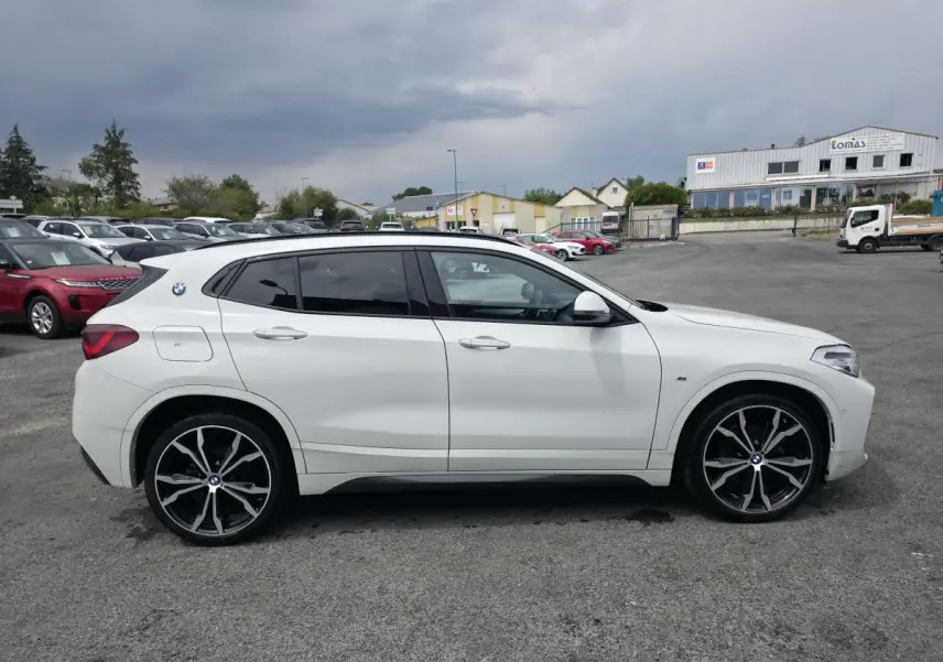 BMW X2 sDrive 18d M Sport blanc vue de profil côté gauche avec jantes alliage noir et détails M Sport.