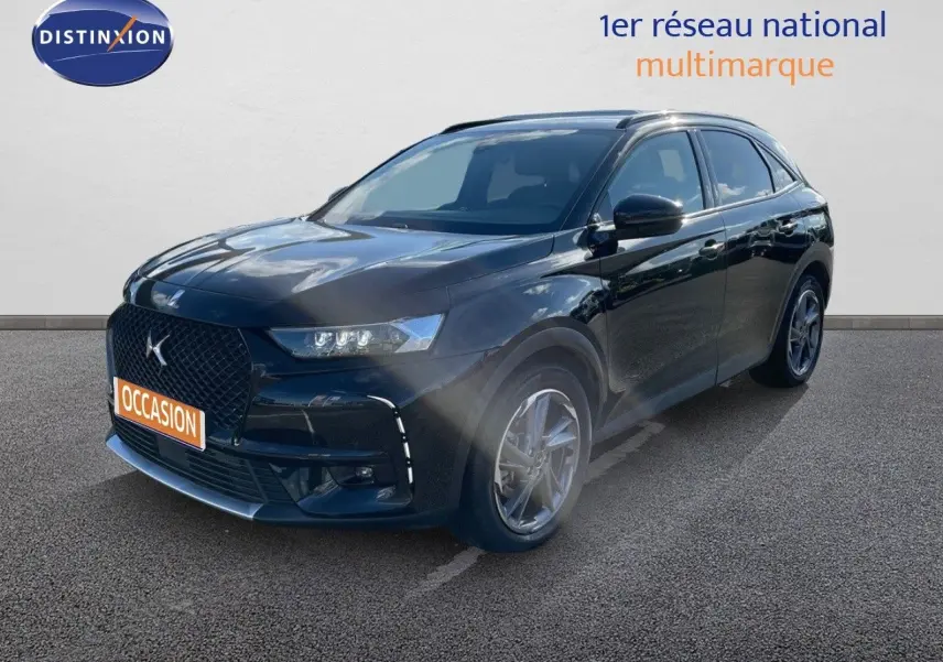 DS7 Crossback E-TENSE noir perle métal en 3/4 avant droit, avec calandre distinctive et jantes alliage.