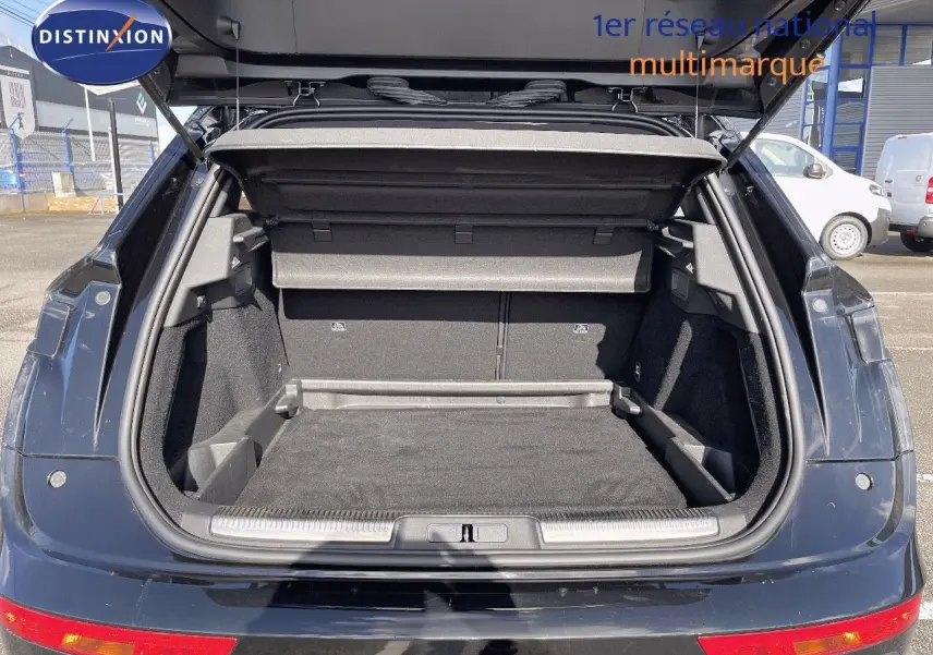 Coffre ouvert vu de l'arrière d'un DS7 Crossback E-TENSE noir perle métal, montrant l'espace de chargement vide.