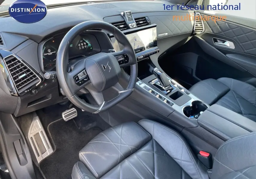 Vue intérieure côté conducteur du DS7 Crossback noir perle métal, mettant en valeur le volant et les sièges en cuir noir matelassé.