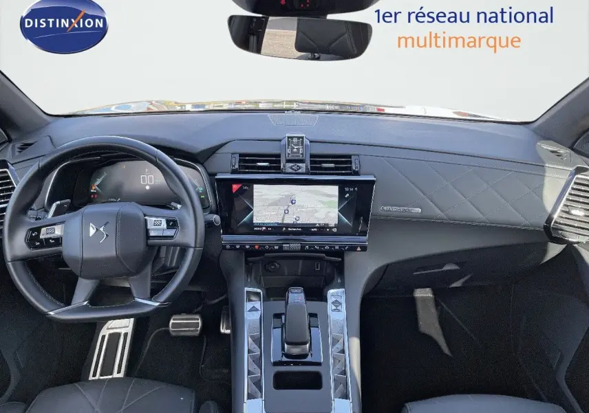 Vue intérieure avant du DS7 Crossback E-TENSE 2021, tableau de bord noir avec écran tactile et volant multifonction.