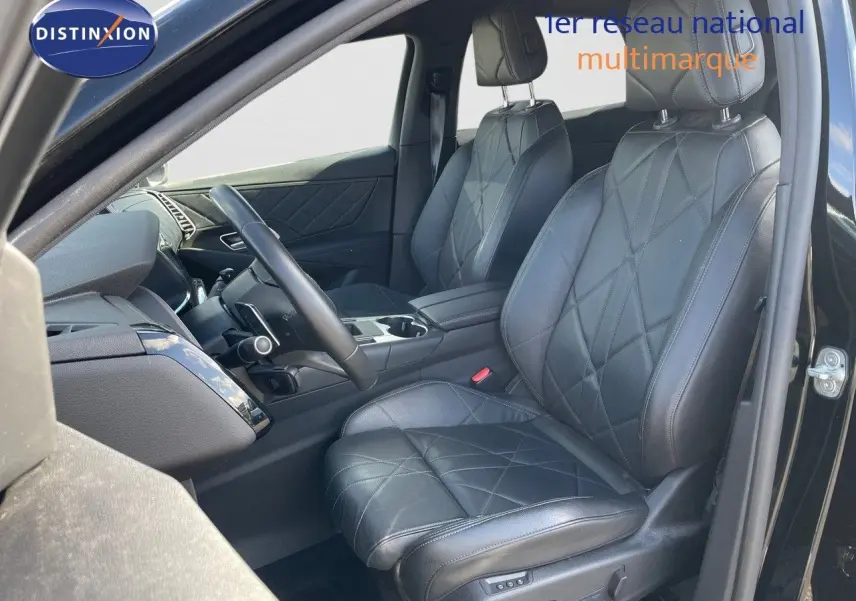 Vue intérieure côté conducteur du DS7 Crossback noir perle métal, sièges en cuir noir matelassé avec surpiqûres croisées.