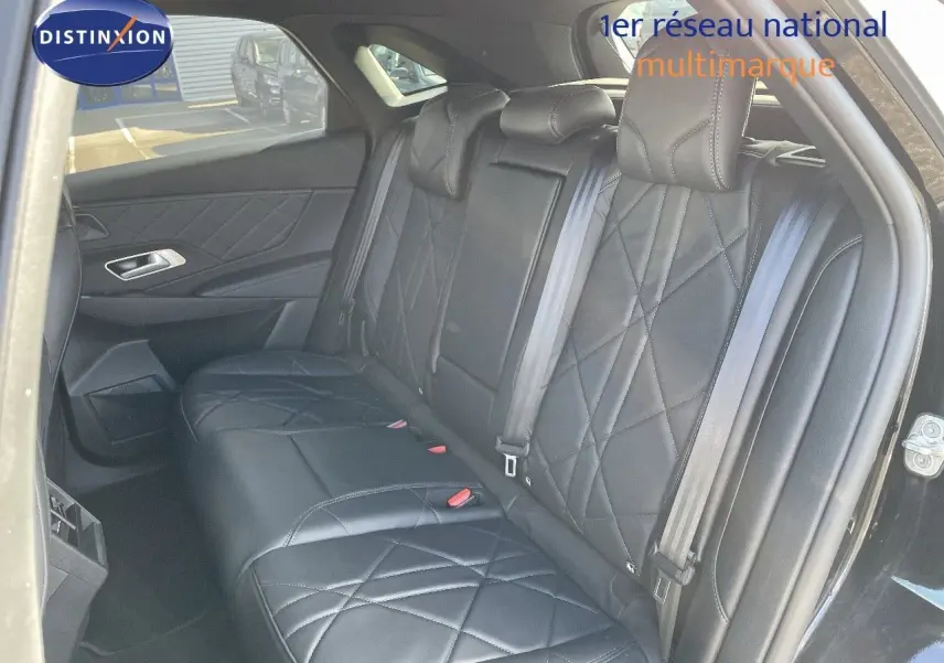 Vue intérieure côté gauche montrant la banquette arrière en cuir noir matelassé du DS7 Crossback E-TENSE 2021.