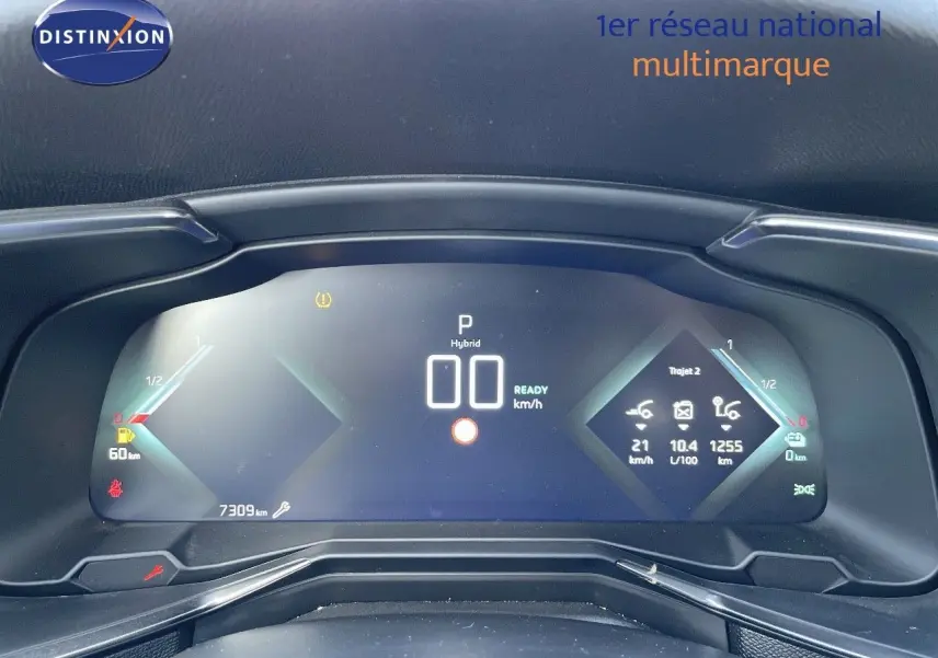 Tableau de bord numérique du DS7 Crossback E-TENSE 2021, affichage hybride et informations de conduite en vue frontale.