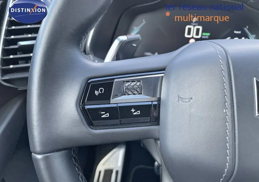 Gros plan sur le volant en cuir noir du DS7 Crossback E-TENSE 2021, avec commandes intégrées et palettes au volant.