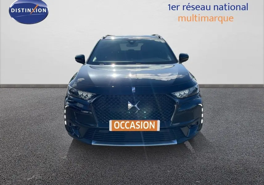 Vue de face du DS7 Crossback E-TENSE noir perle métal, mettant en valeur sa calandre distinctive et ses phares LED.
