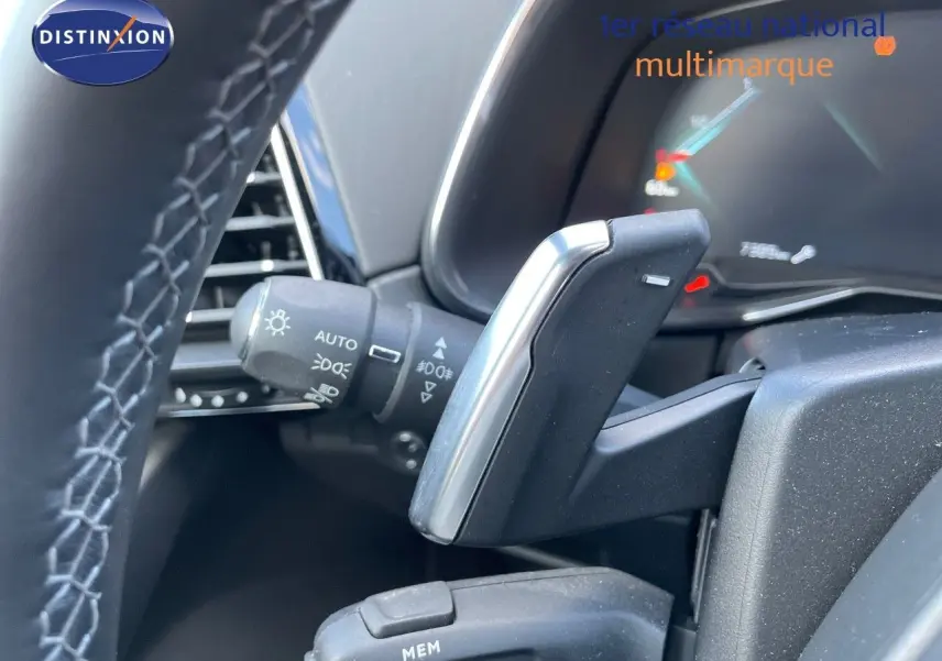 Gros plan sur la commande au volant du DS7 Crossback noir perle métal, mettant en valeur les réglages d’éclairage et de vitesse.