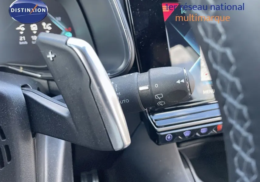 Gros plan sur la commande de palette de changement de vitesse côté gauche dans l’habitacle noir du DS7 Crossback E-TENSE 2021.