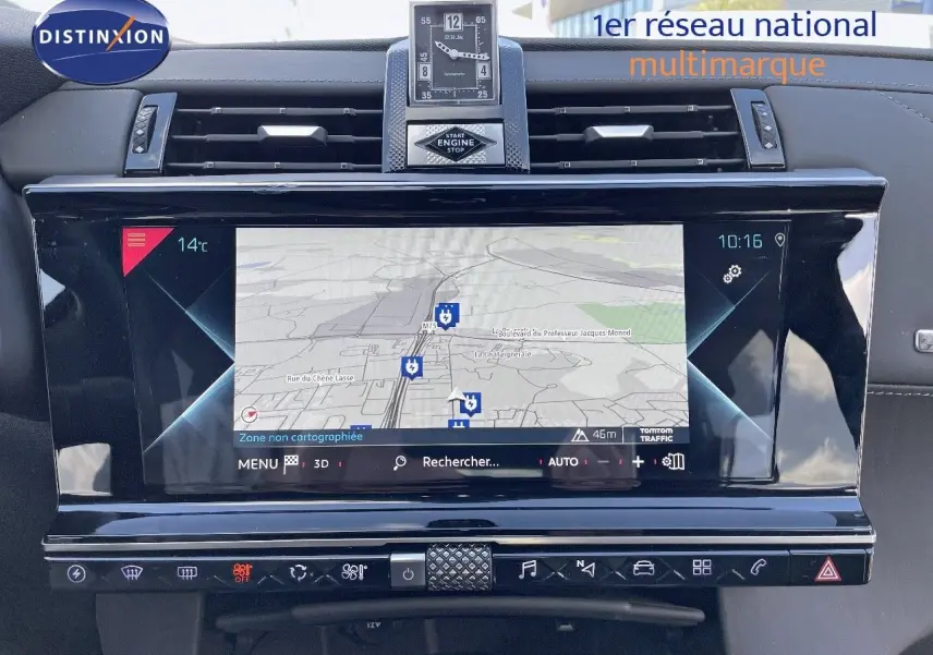 Tableau de bord du DS7 Crossback noir perle métal, vue frontale centrée sur l'écran tactile de navigation et horloge digitale.