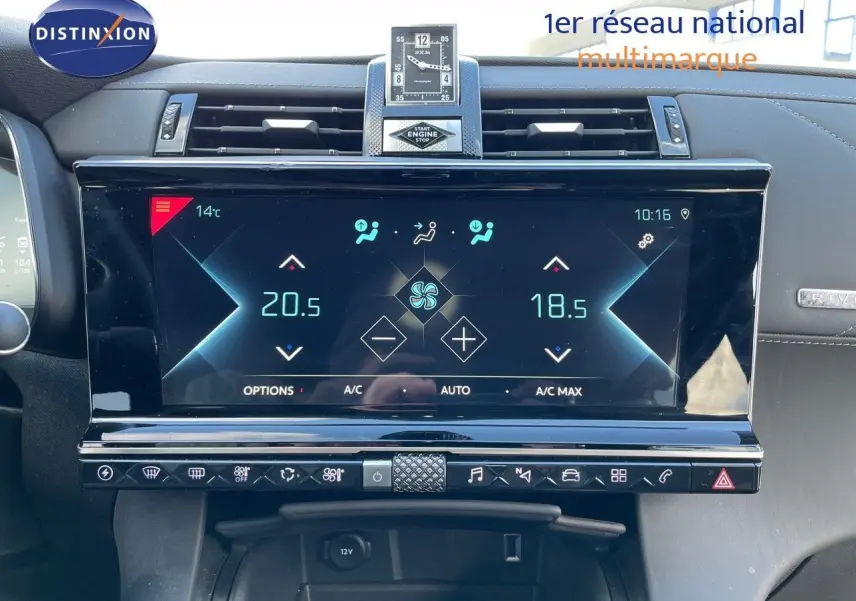 Intérieur du DS7 Crossback E-TENSE 2021, écran tactile central affichant la climatisation, finition noire élégante.