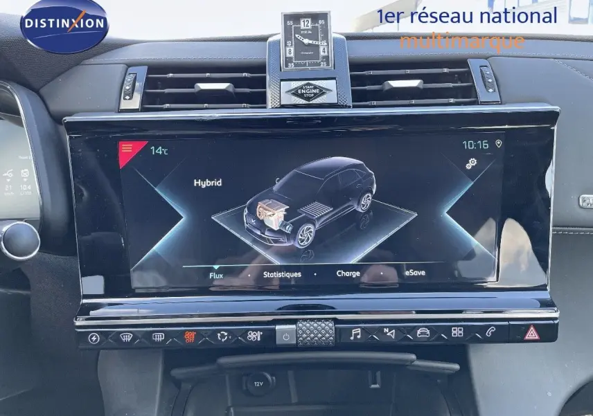 Vue rapprochée de l’écran tactile central du DS7 Crossback noir perle métal affichant les informations du mode hybride.