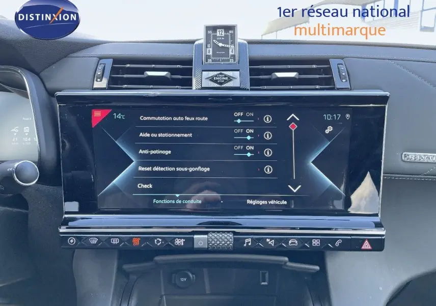 Vue intérieure du tableau de bord du DS7 Crossback noir perle métal, avec écran tactile central affichant les réglages de conduite.
