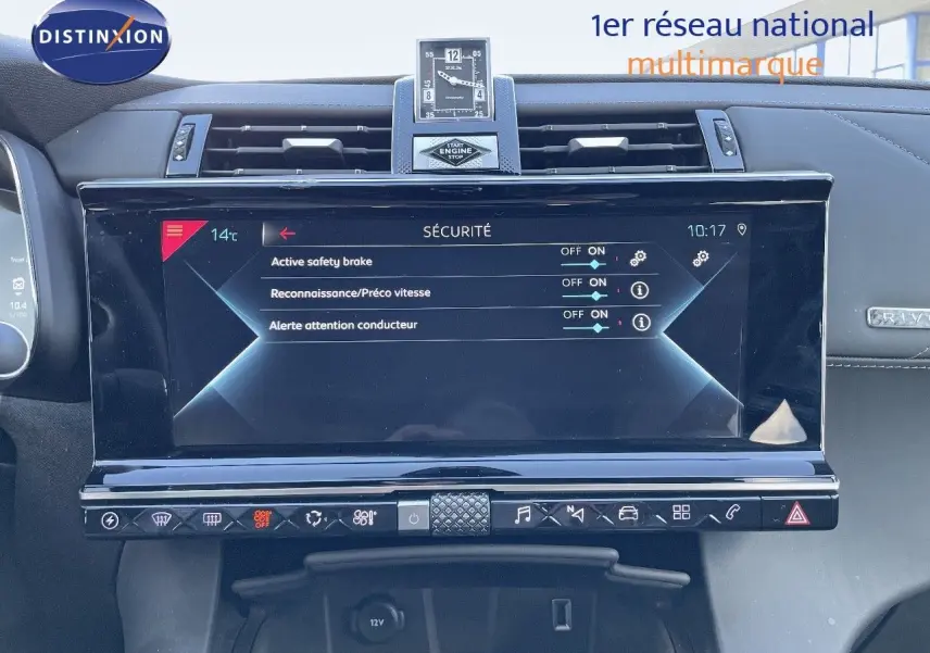 Tableau de bord du DS7 Crossback E-TENSE 2021, vue frontale centrée sur l'écran tactile et les commandes de sécurité.