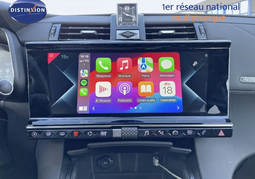 Vue intérieure centrée sur l'écran tactile multimédia du DS7 Crossback noir perle métal avec horloge digitale au-dessus.