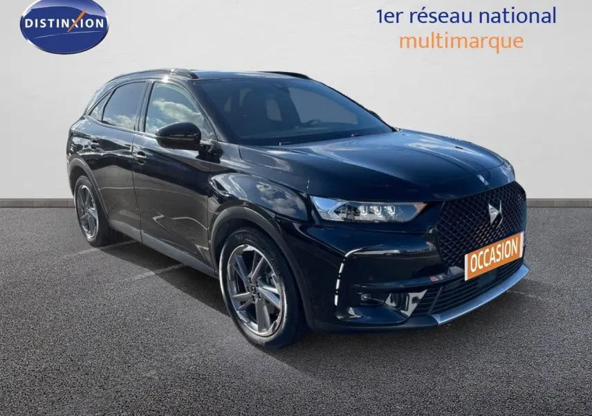 Vue 3/4 avant droite d'un DS7 Crossback noir perle métal avec calandre distinctive et jantes alliage.