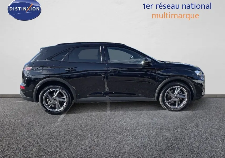 Profil droit d'un DS7 Crossback E-TENSE 2021 noir perle métal avec jantes alliage et lignes épurées.