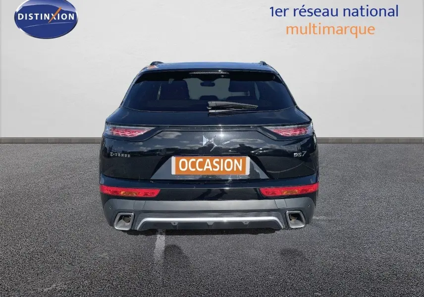 Vue arrière d’un DS7 Crossback noir perle métal avec feux LED et double sortie d’échappement intégrée.