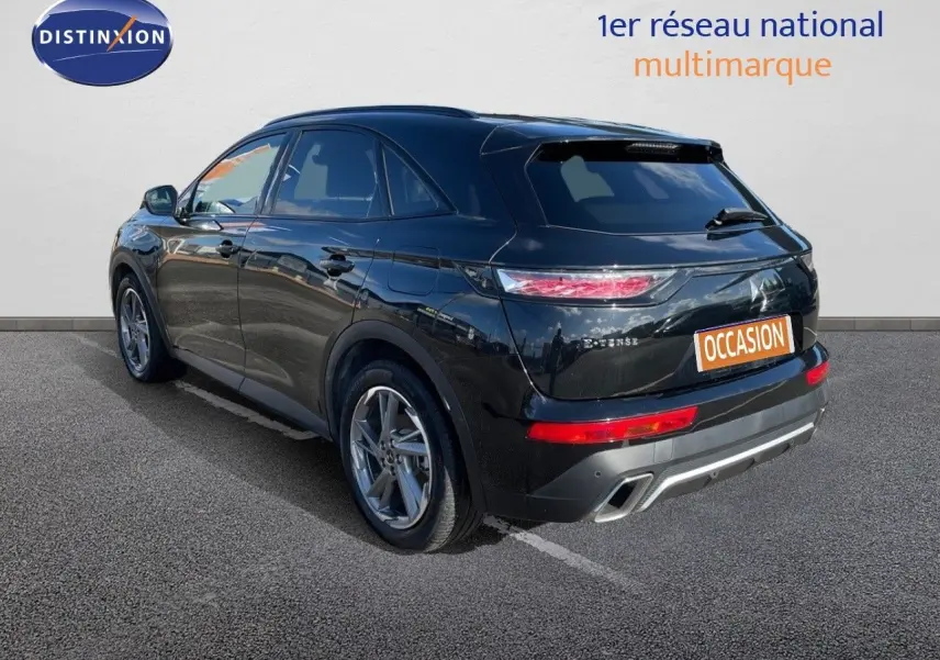 Vue 3/4 arrière droite d'un DS7 Crossback E-TENSE noir perle métal avec feux LED et jantes alliage.