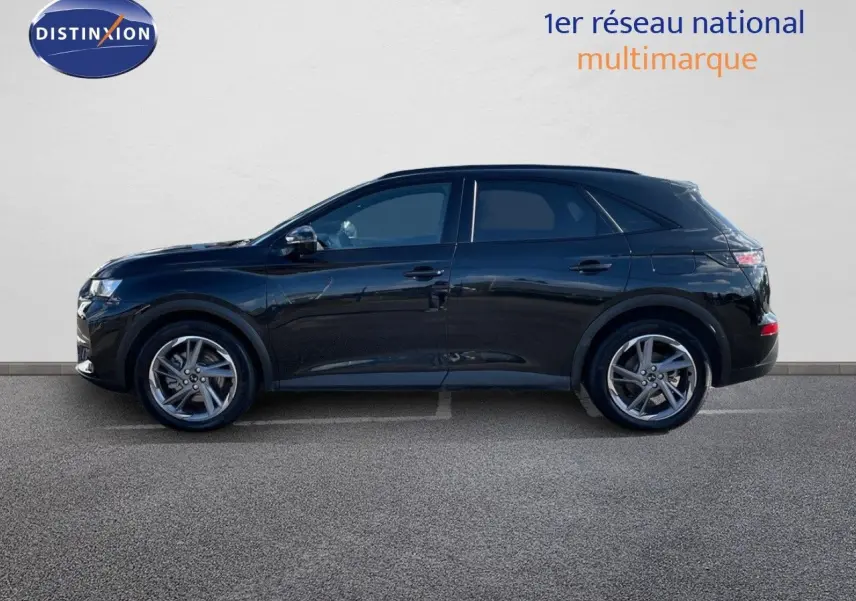 Vue de profil côté gauche d’un DS7 Crossback E-TENSE noir perle métal, SUV hybride rechargeable avec jantes alliage.