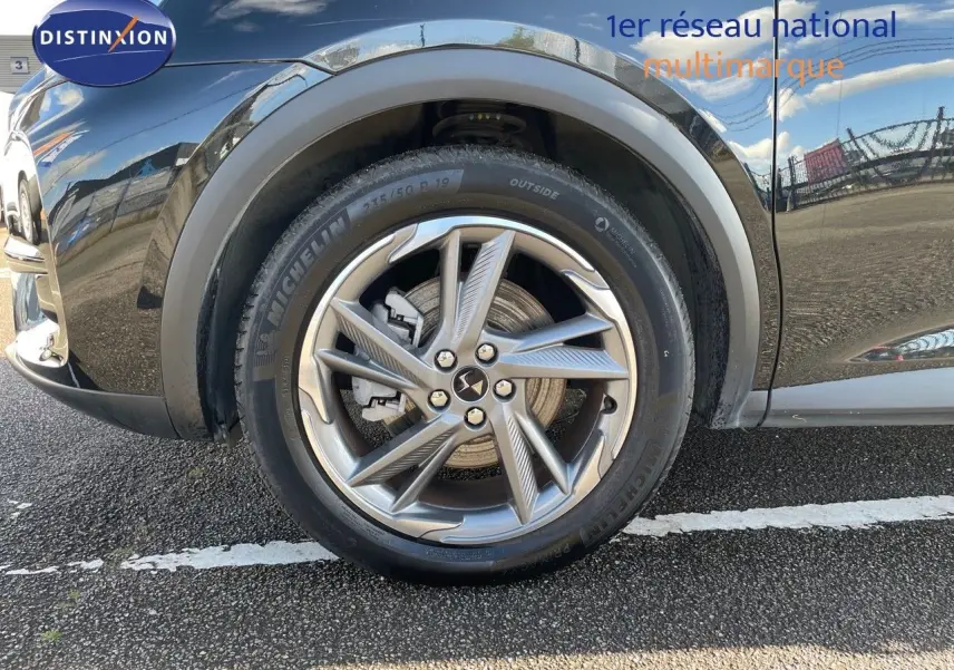Gros plan sur la roue avant gauche du DS7 Crossback noir perle métal, mettant en valeur la jante alliage 19 pouces au design moderne.
