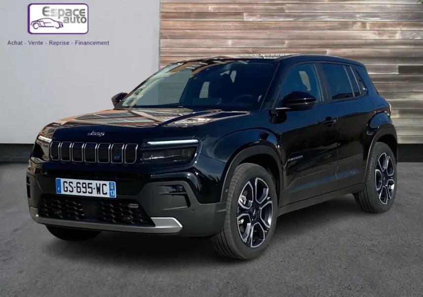 Jeep Avenger électrique noir en 3/4 avant droit, avec calandre distinctive et jantes modernes sur fond urbain.