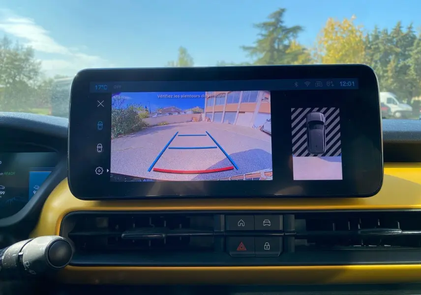 Écran central du tableau de bord du Jeep Avenger 2023 montrant la caméra de recul et l'affichage de l'aide au stationnement.