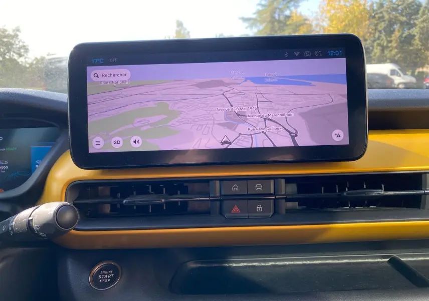 Tableau de bord du Jeep Avenger électrique 2023 avec écran tactile affichant une carte, finition intérieure jaune.