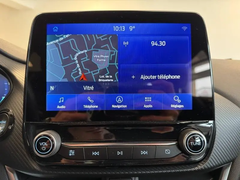 Écran tactile central du Ford Puma 2022 affichant la navigation et options multimédia, intérieur noir.