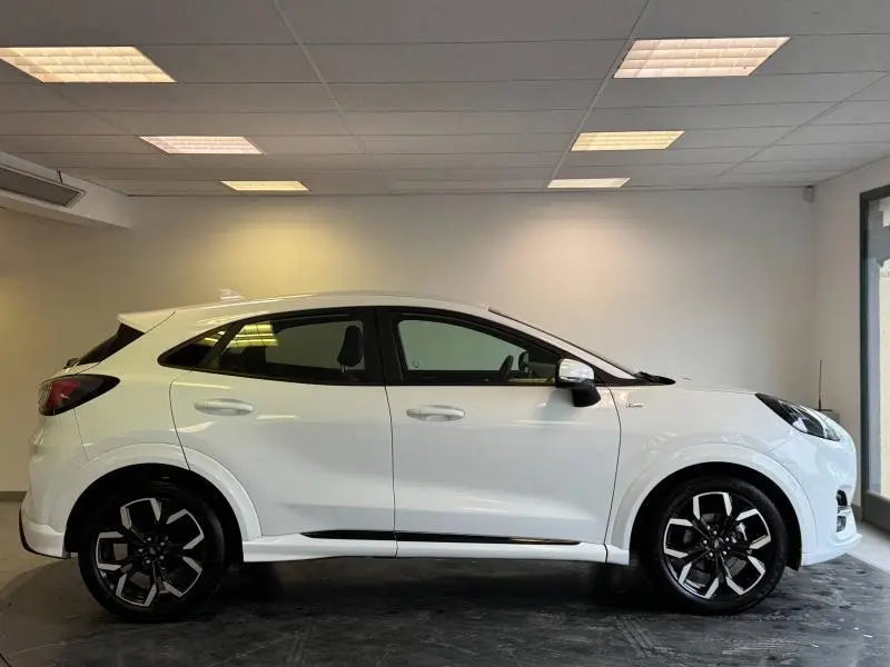 Profil côté gauche d'un Ford Puma blanc Glacier 2022 avec jantes alu noires et toit légèrement surélevé.
