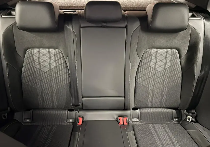 Vue intérieure des sièges arrière en tissu noir avec motifs géométriques de la Volkswagen Golf 2025 Gris Dauphin.
