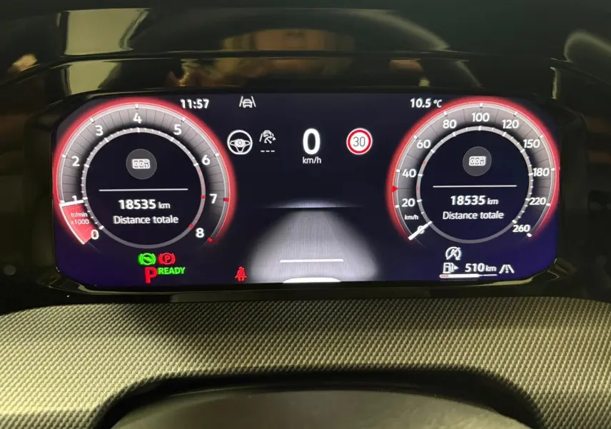 Vue rapprochée du tableau de bord numérique de la Volkswagen Golf 1.5 eTSI 150 DSG7 R-Line Edition affichant 18535 km et 0 km/h.